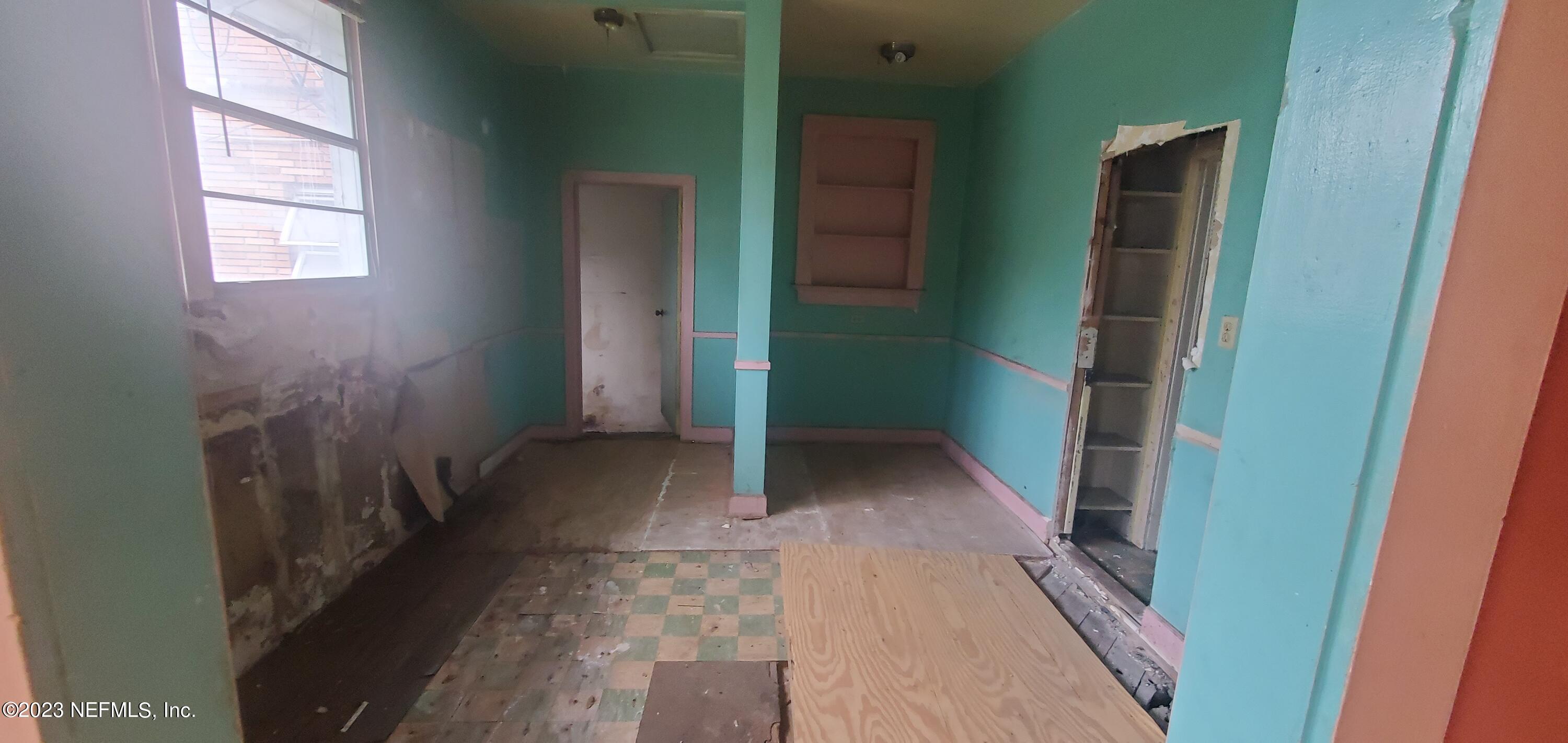 2363 Gilmore Street Jacksonville, FL 32204 - Photo 6 of 8 a view of entryway with window