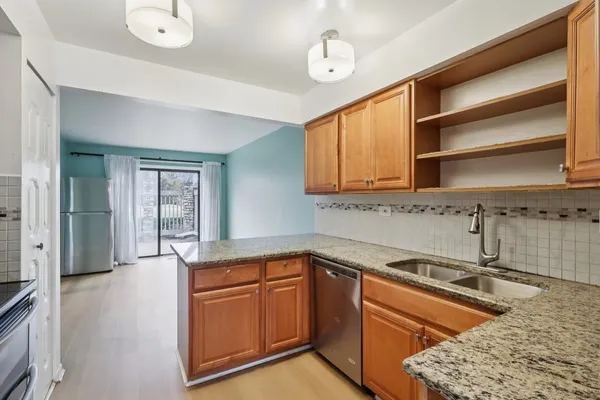 $400,000 | 105 West Dover Drive, Mount Prospect, IL 60056