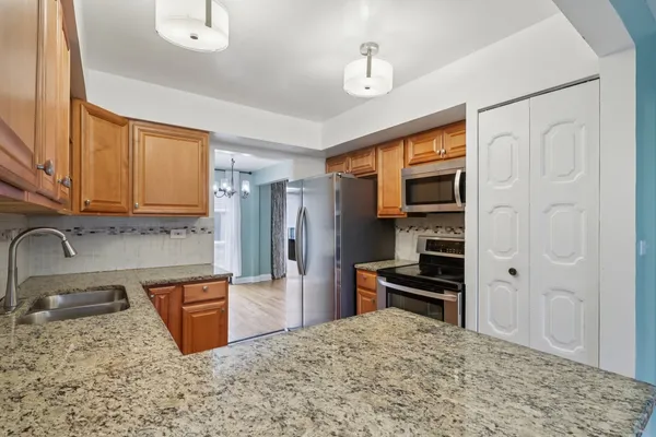 $400,000 | 105 West Dover Drive, Mount Prospect, IL 60056