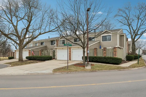 $400,000 | 105 West Dover Drive, Mount Prospect, IL 60056