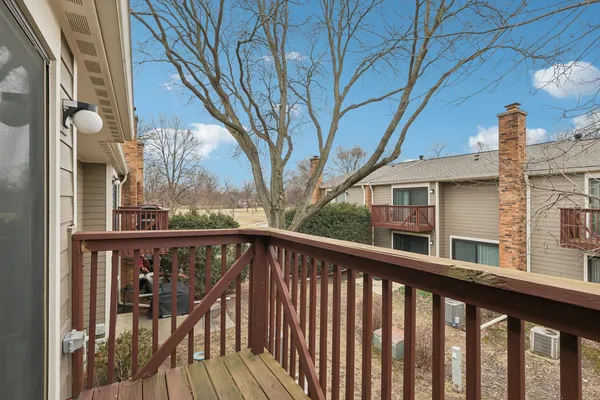 $400,000 | 105 West Dover Drive, Mount Prospect, IL 60056