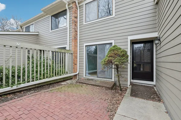 $400,000 | 105 West Dover Drive, Mount Prospect, IL 60056
