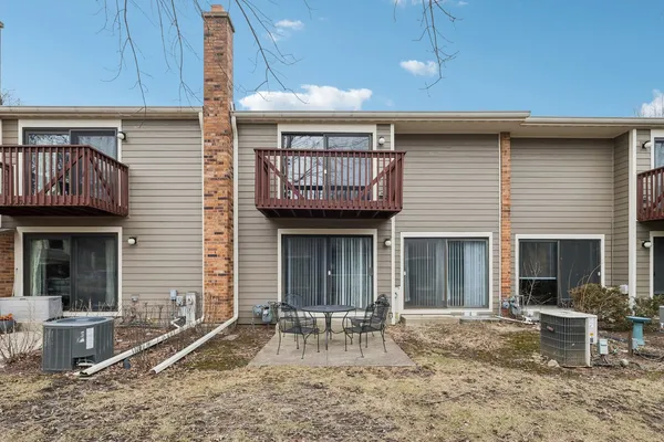 $400,000 | 105 West Dover Drive, Mount Prospect, IL 60056