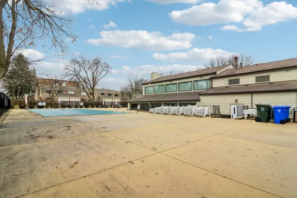 $400,000 | 105 West Dover Drive, Mount Prospect, IL 60056