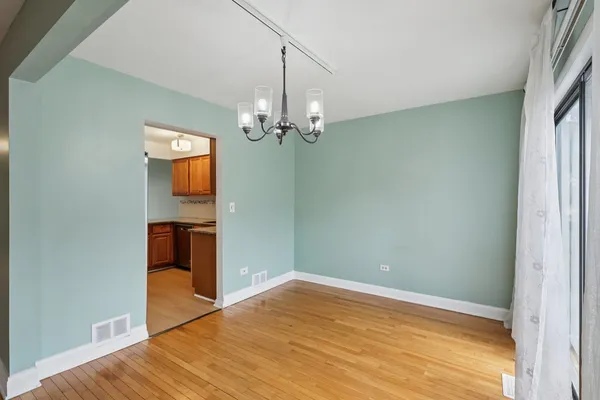 $400,000 | 105 West Dover Drive, Mount Prospect, IL 60056