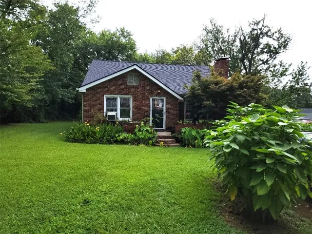 a view of a yard in front of house