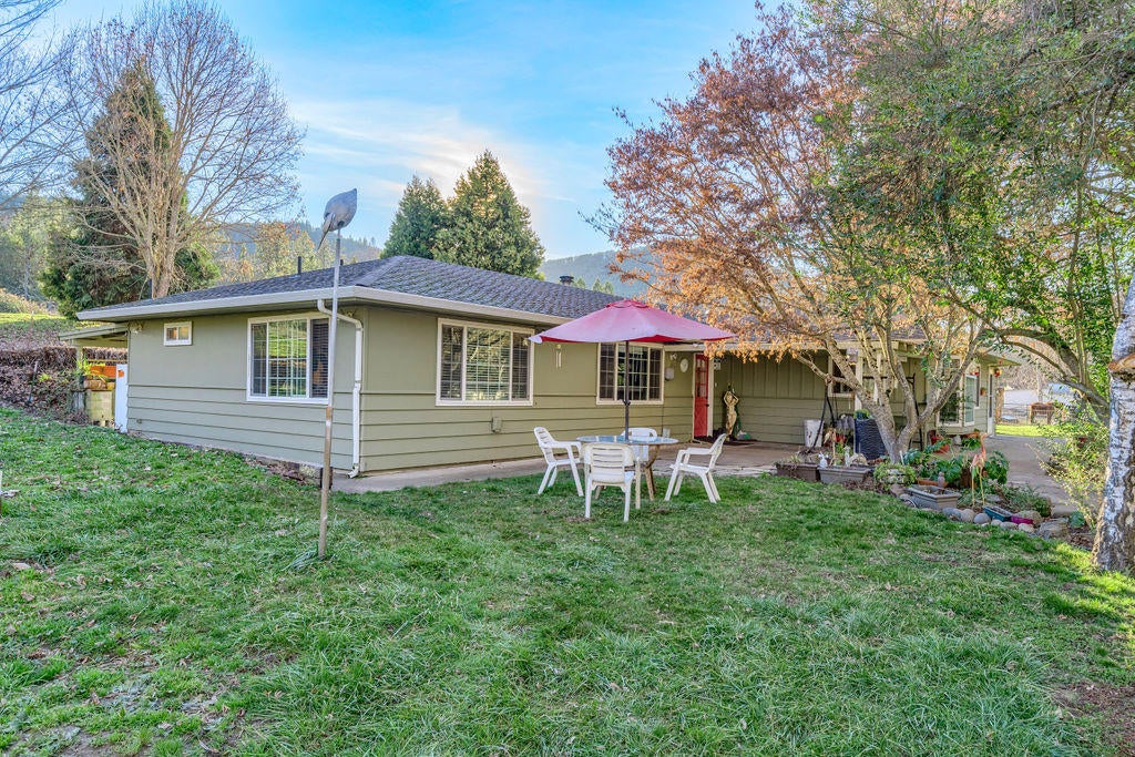 1793 Lampman Road Gold Hill, OR 97525 - Photo 6 of 45 LR(5)