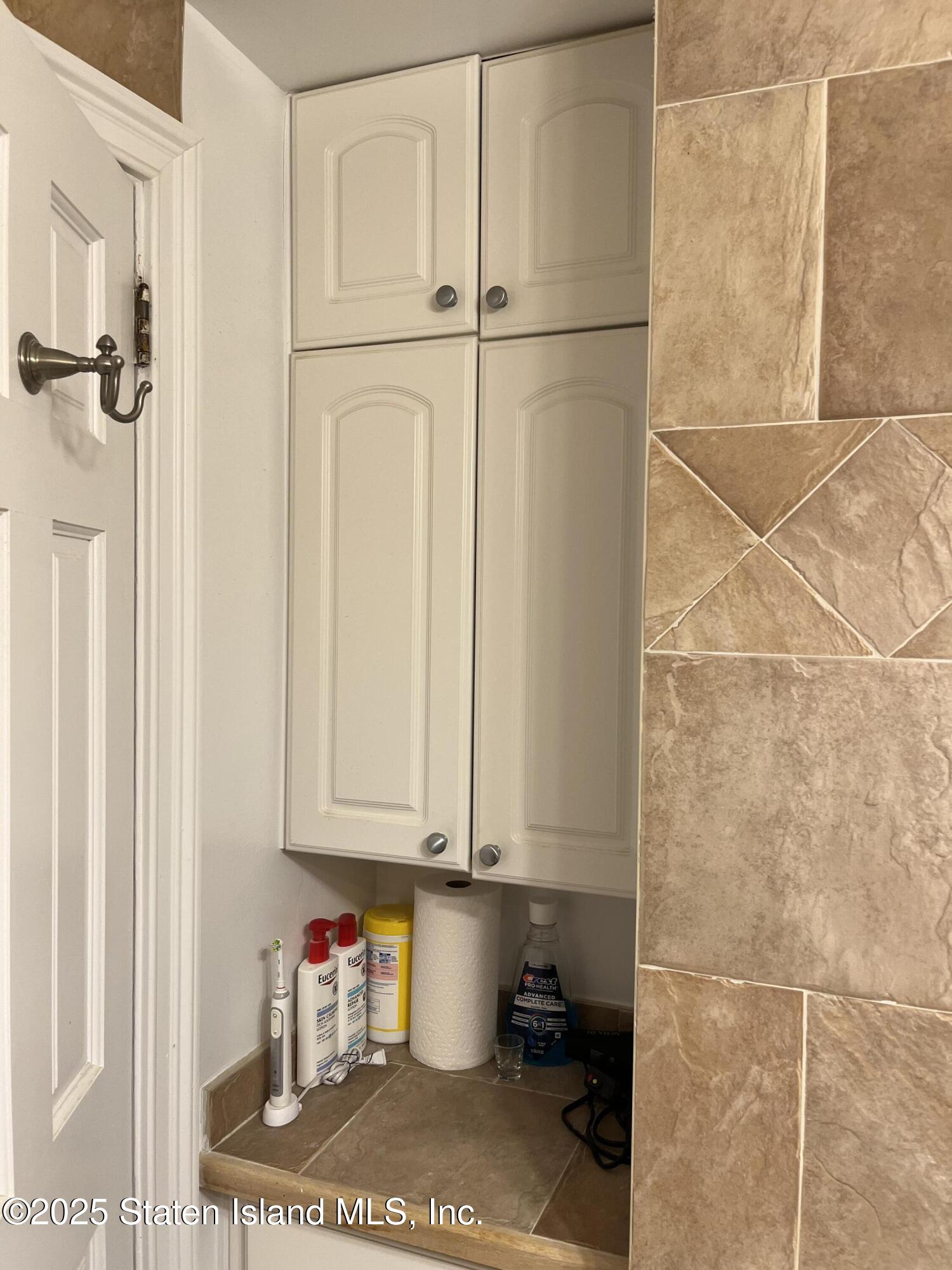 1100 Clove Road, Unit 2N Staten Island, NY 10301 - Photo 15 of 27 a bathroom with a window