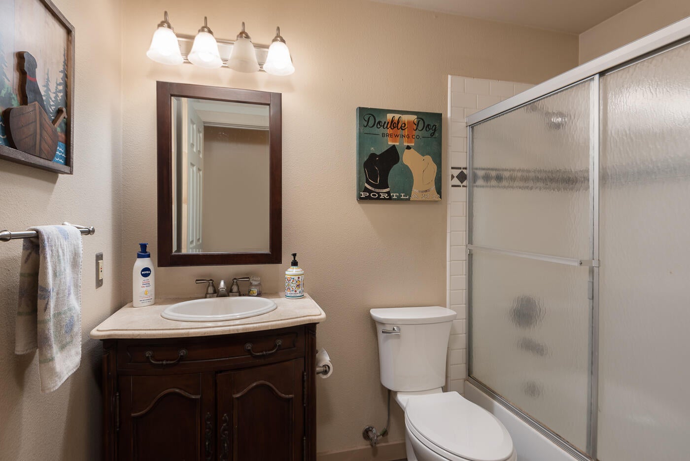 60297 Cinder Butte Road Bend, OR 97702 - Photo 12 of 22 2nd full bath with tub/shower combo