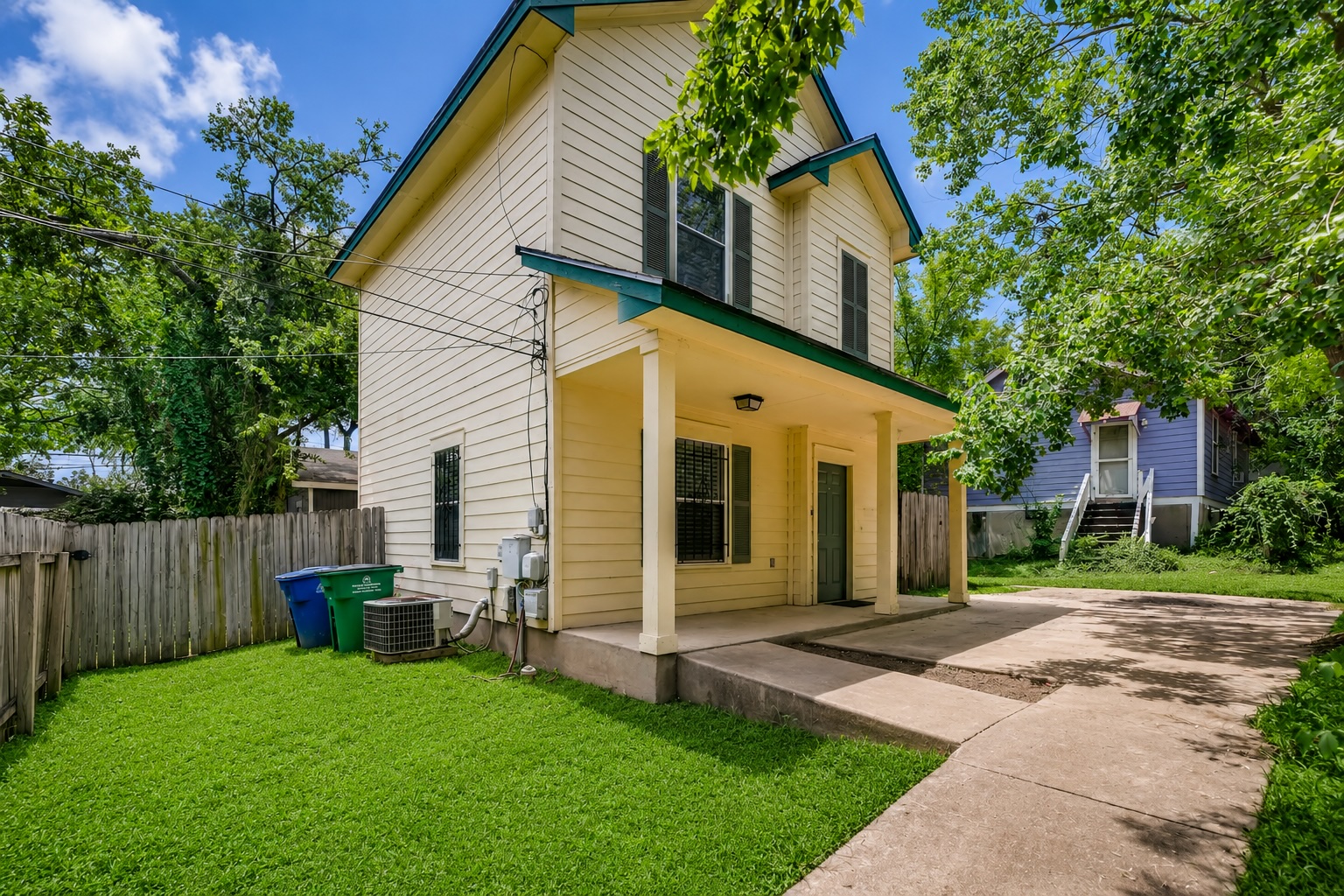 1206 Maple Avenue Austin, TX 78702 - Photo 23 of 39 Unit B front. Grass has been virtually enhanced.