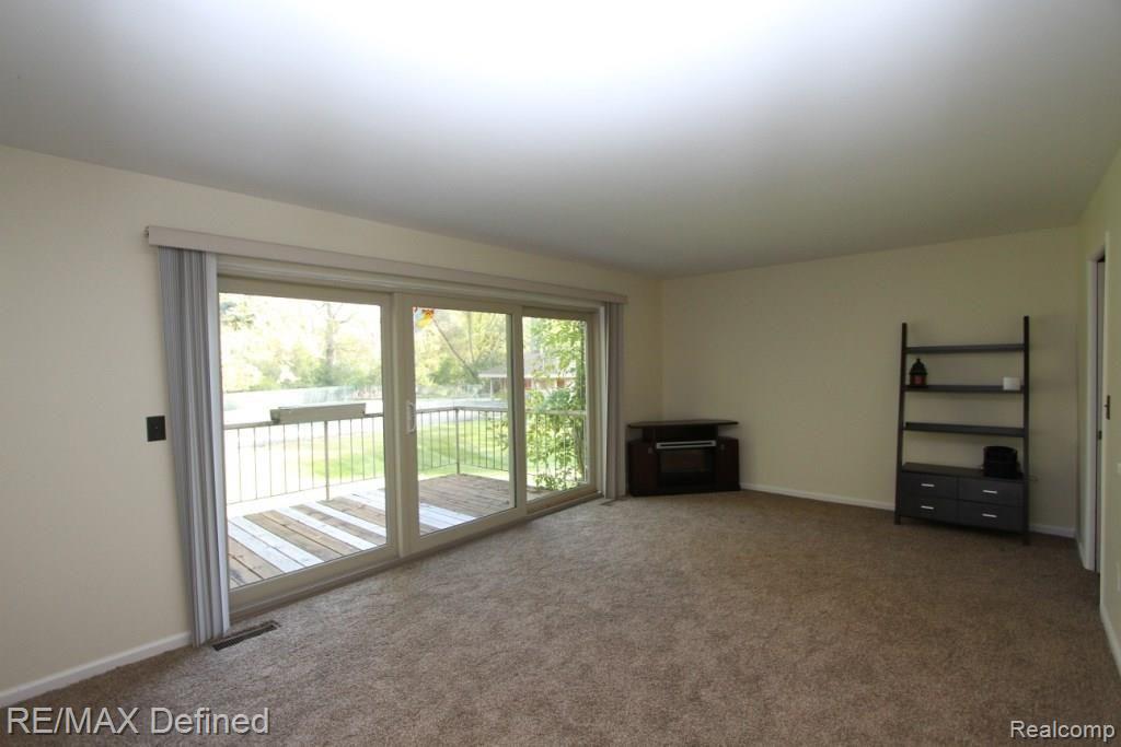 643 Oakbrook West Rochester Hills, MI 48307 - Photo 6 of 16