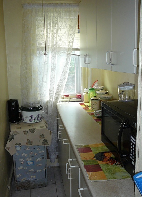 40 Revere Street Springfield, MA 01108 - Photo 5 of 21 a room with furniture and a window