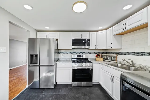 $219,900 | 162 Frederick Drive, Chicago Heights, IL 60411