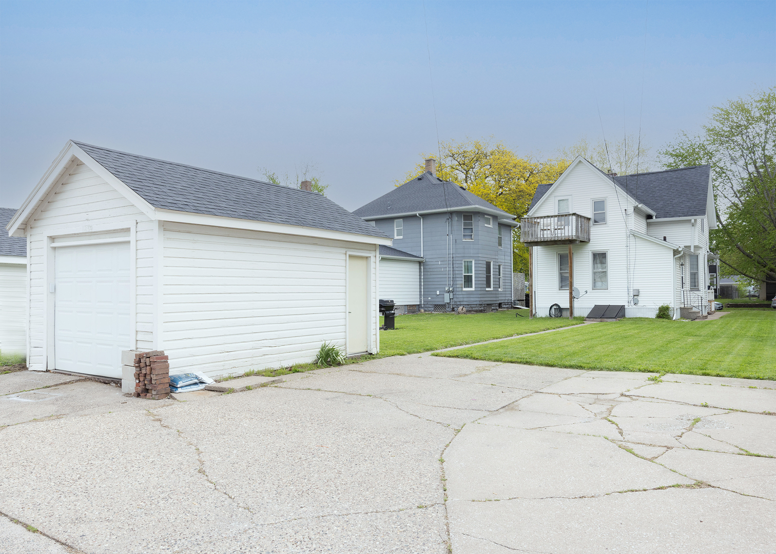 1839 15th Street Moline, IL 61265 - Photo 4 of 32 a view of yellow house with a yard and large tree
