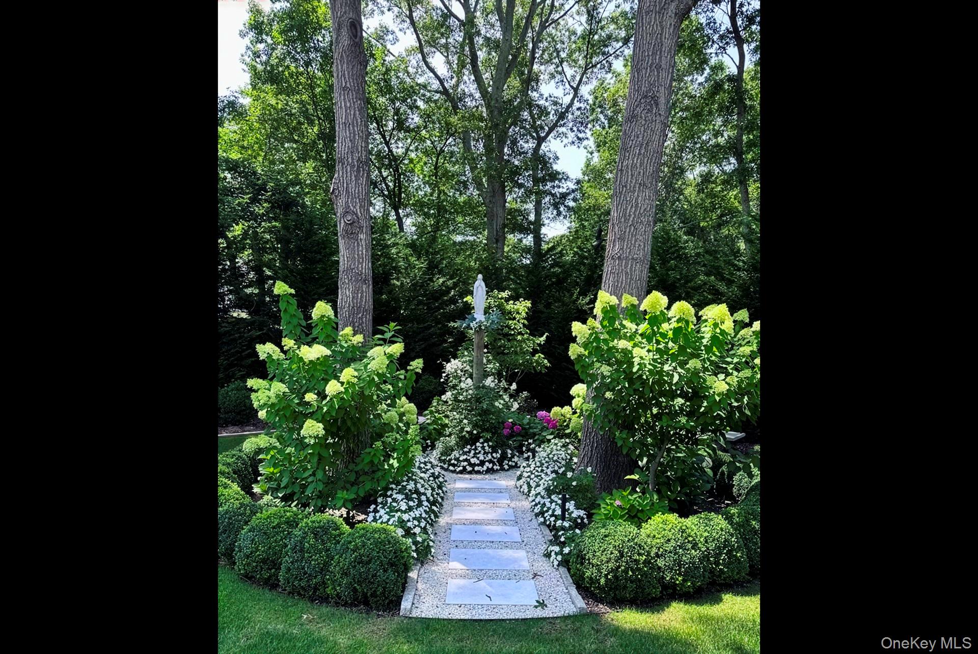 54 Glade Road East Hampton, NY 11937 - Photo 35 of 35 a view of a garden with plants
