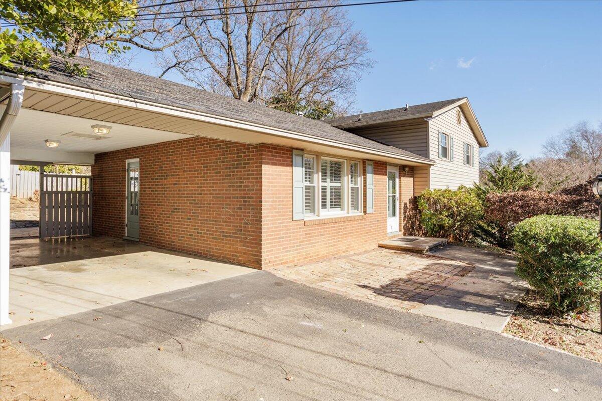 1127 Clearfield Road Southwest Roanoke, VA 24015 - Photo 4 of 37 04-1127 Clearfield Rd SW_04