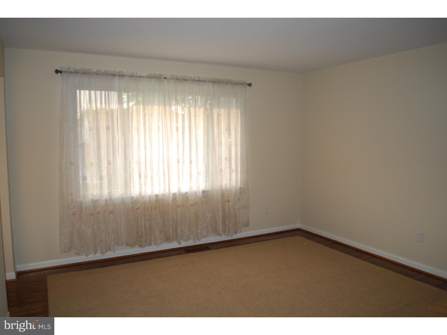 16 Doncaster Road New Castle, DE 19720 - Photo 9 of 19 Living Room