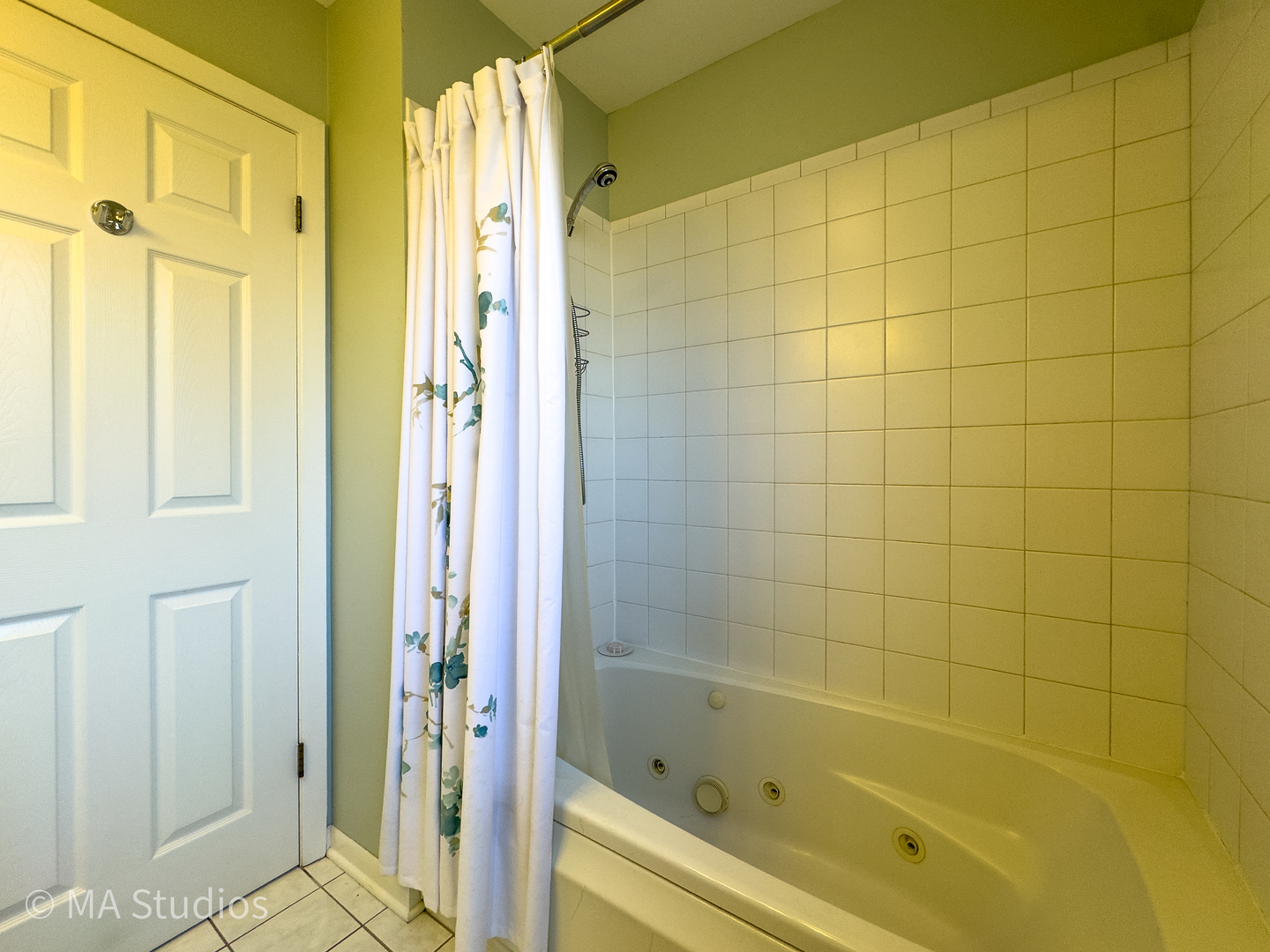 8912 Harms Road Morton Grove, IL 60053 - Photo 31 of 85 a bathroom with a bathtub