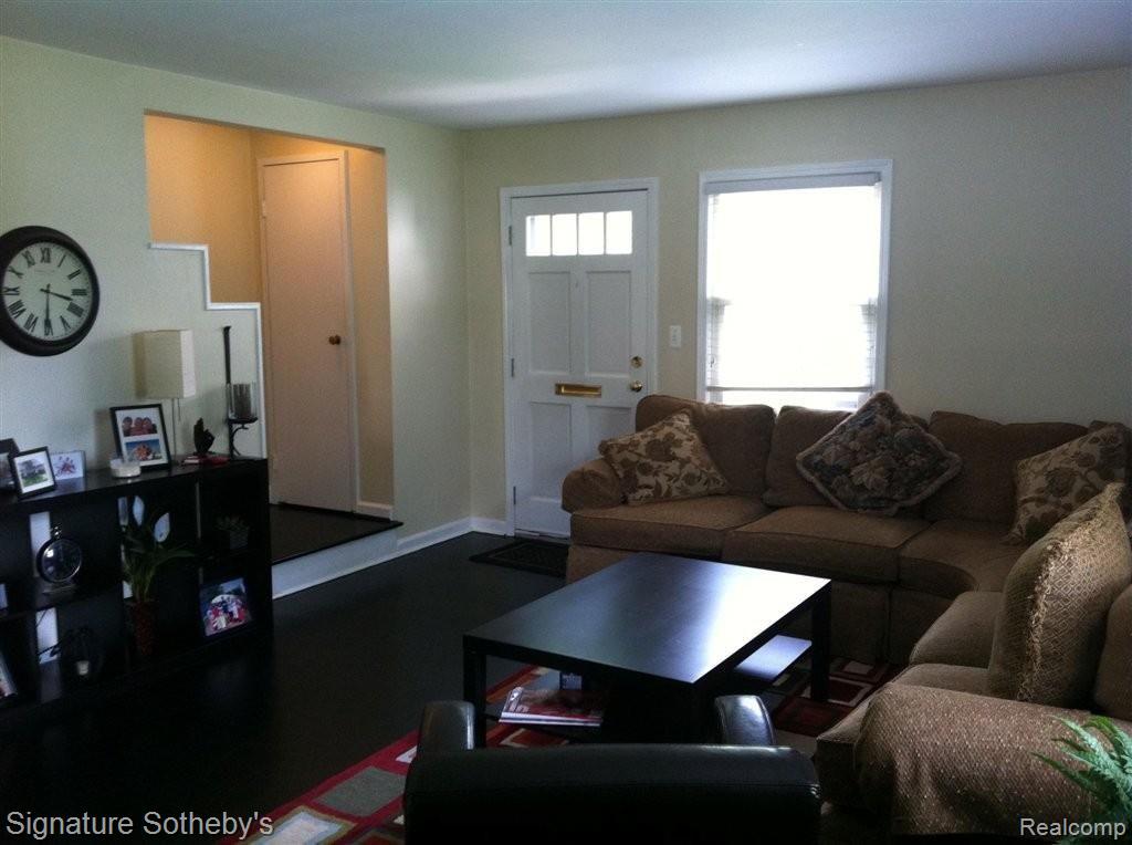 1778 Graefield Road, Unit 25 Birmingham, MI 48009 - Photo 3 of 11 living room.jpg