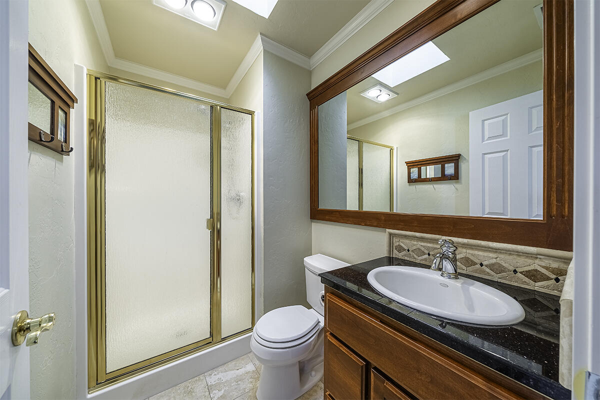 3343 Lone Pine Road Medford, OR 97504 - Photo 17 of 47 Guest Ensuite
