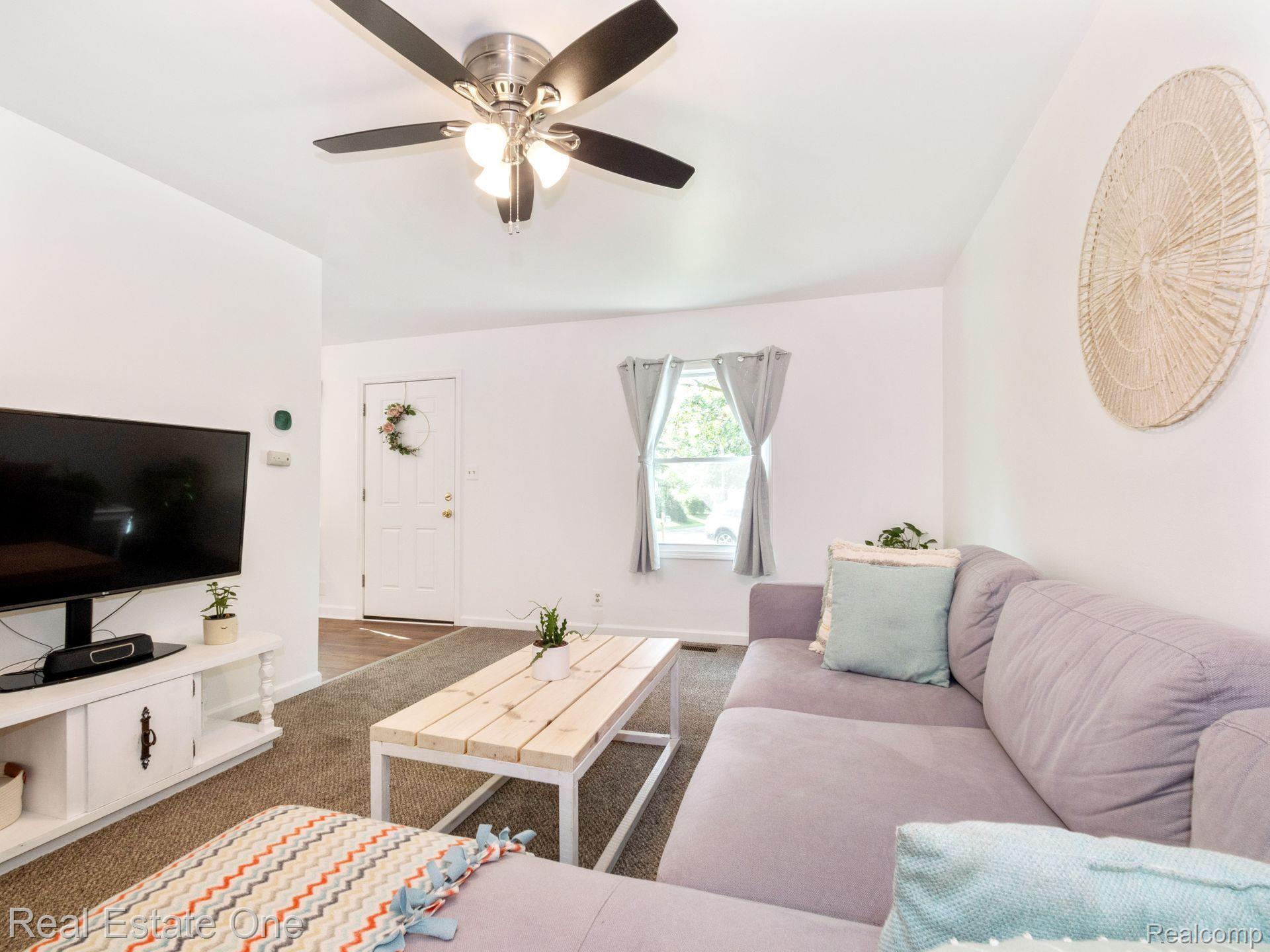 3980 Queensbury Road Lake Orion, MI 48359 - Photo 3 of 15 BRIGHT AND SUNNY GREAT ROOM
