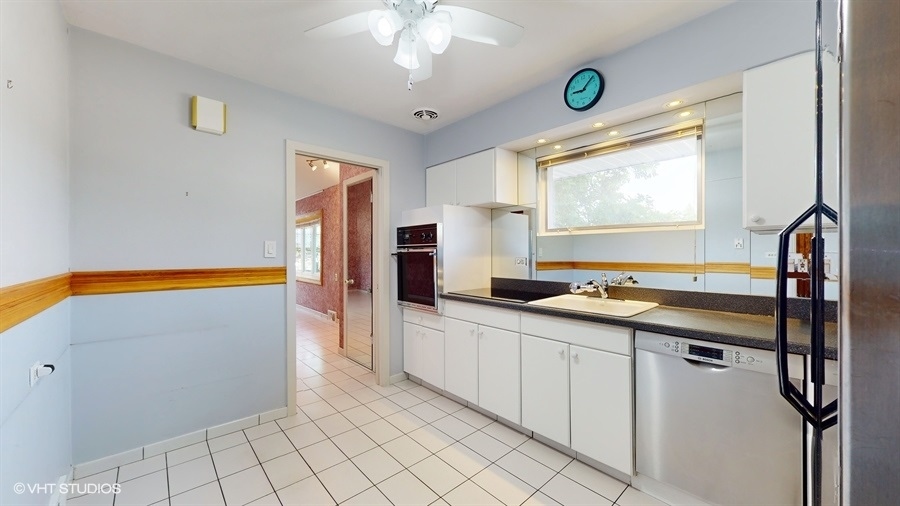 7516 Lyons Street Morton Grove, IL 60053 - Photo 8 of 33