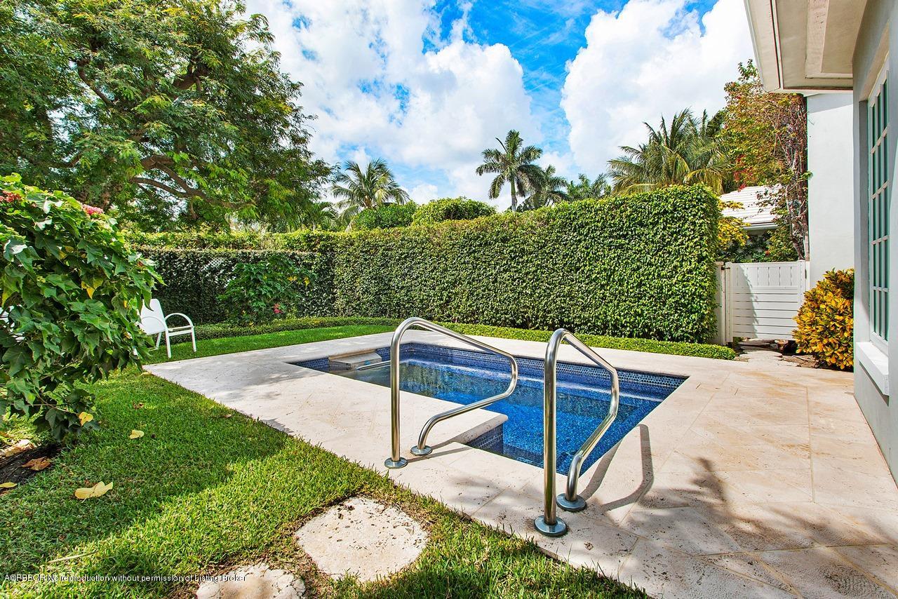 255 Ridgeview Drive Palm Beach, FL 33480 - Photo 12 of 20 a view of a backyard with sitting area