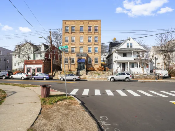 $2,800 | 775 Atlantic Street, Unit 1R, Stamford, CT 06902