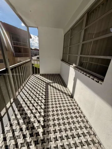 $2,300 | 1550 Northeast 191st Street, Unit 211, Miami, FL 33179