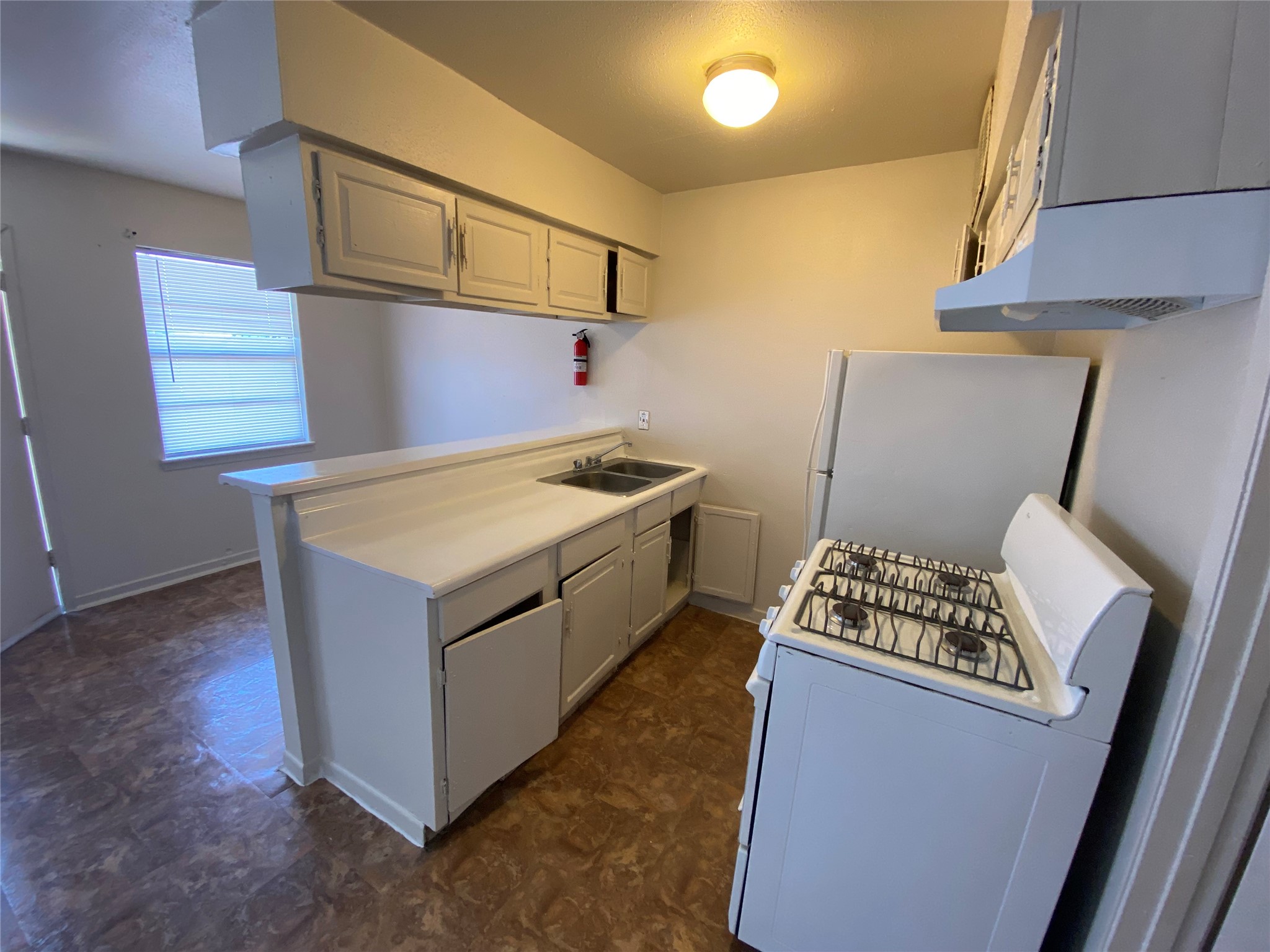 9425 Scott Street, Unit 37 Houston, TX 77051 - Photo 6 of 10 a kitchen with a stove and a refrigerator