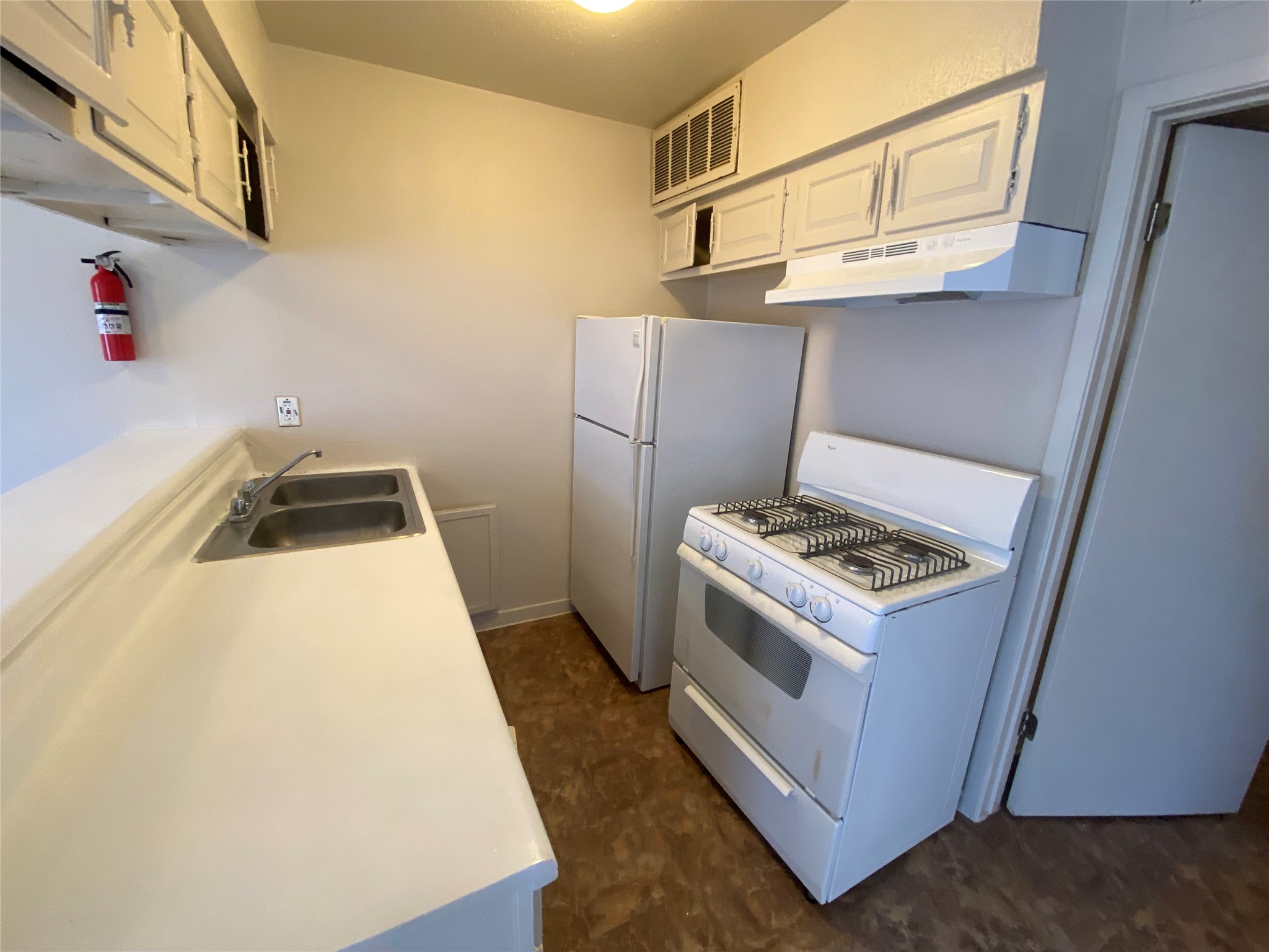 9425 Scott Street, Unit 37 Houston, TX 77051 - Photo 7 of 10 a utility room with dryer and washer