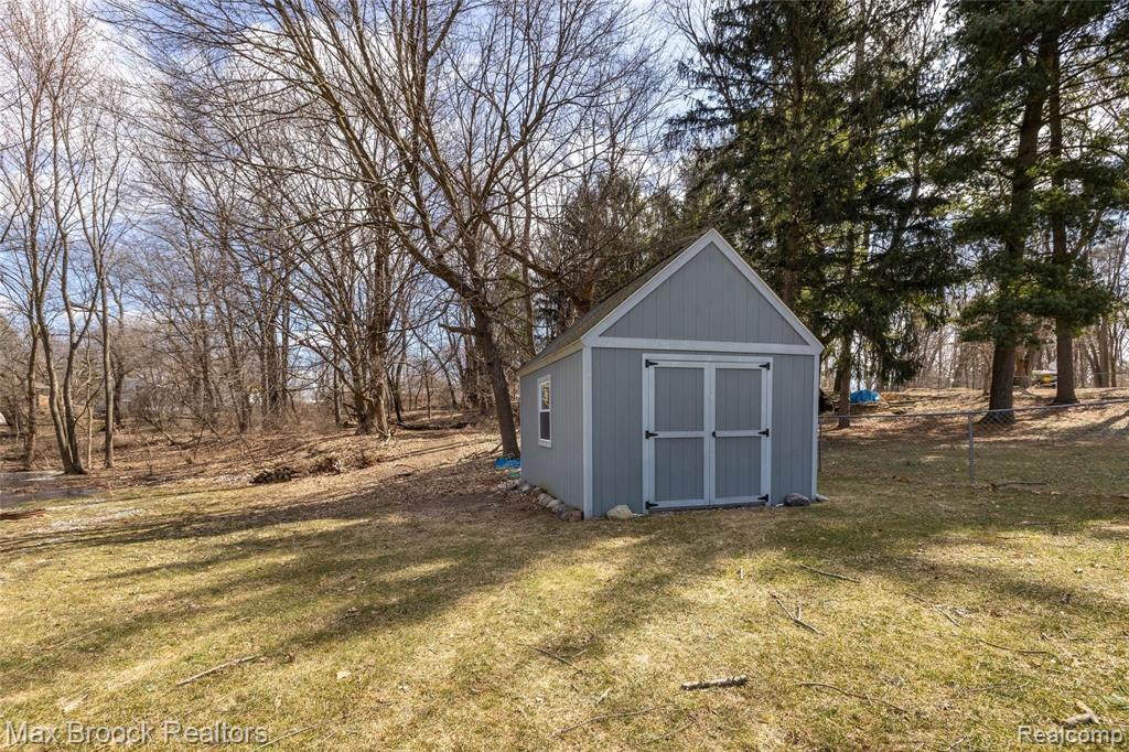 1330 Merry Road Waterford, MI 48328 - Photo 30 of 32 Gallery Image 30