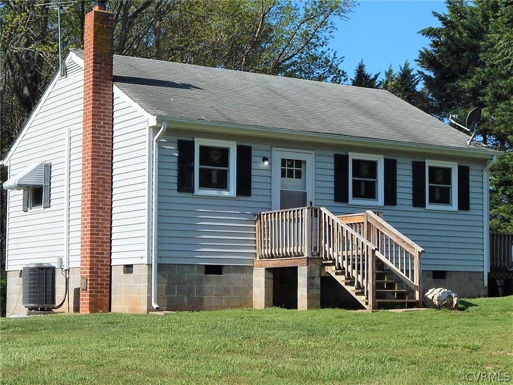 17201 Parsons Road Beaverdam, VA 23015 - Photo 10 of 19 a front view of a house with a yard