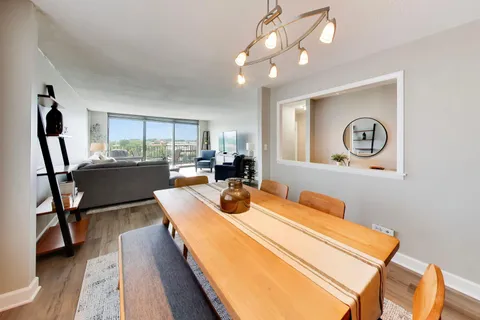 $245,500 | 2000 St Regis Drive, Unit 7N, Lombard, IL 60148
