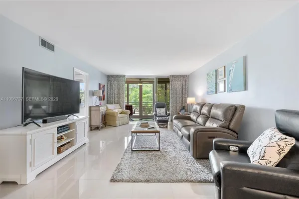 $275,000 | 3505 Oaks Way, Unit 308, Pompano Beach, FL 33069