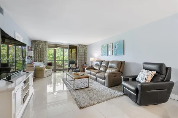 $275,000 | 3505 Oaks Way, Unit 308, Pompano Beach, FL 33069