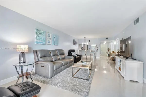 $275,000 | 3505 Oaks Way, Unit 308, Pompano Beach, FL 33069