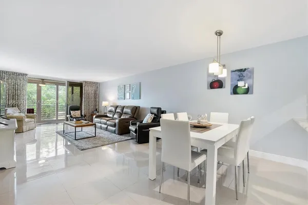 $275,000 | 3505 Oaks Way, Unit 308, Pompano Beach, FL 33069