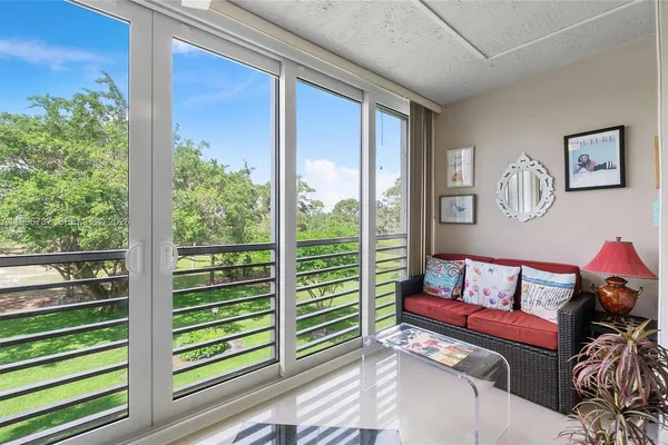 $275,000 | 3505 Oaks Way, Unit 308, Pompano Beach, FL 33069