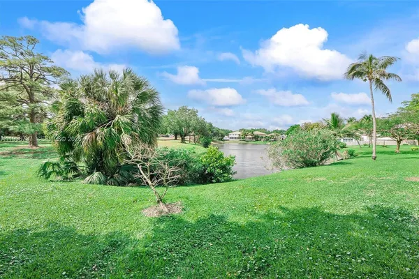 $275,000 | 3505 Oaks Way, Unit 308, Pompano Beach, FL 33069