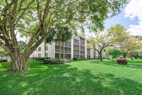 $275,000 | 3505 Oaks Way, Unit 308, Pompano Beach, FL 33069