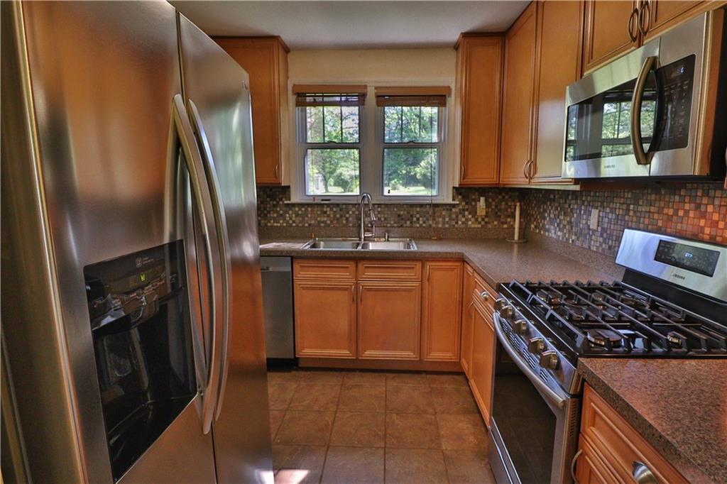 905 North Keel Ridge Road Hermitage, PA 16148 - Photo 12 of 25 Kitchen, stainless Appliances