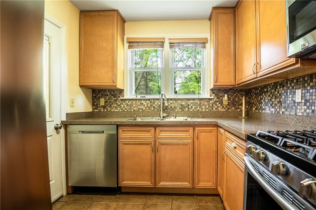 905 North Keel Ridge Road Hermitage, PA 16148 - Photo 14 of 25 Kitchen
