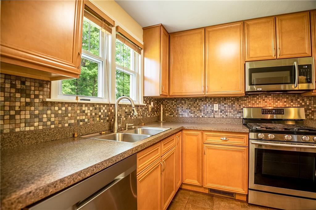 905 North Keel Ridge Road Hermitage, PA 16148 - Photo 15 of 25 Kitchen