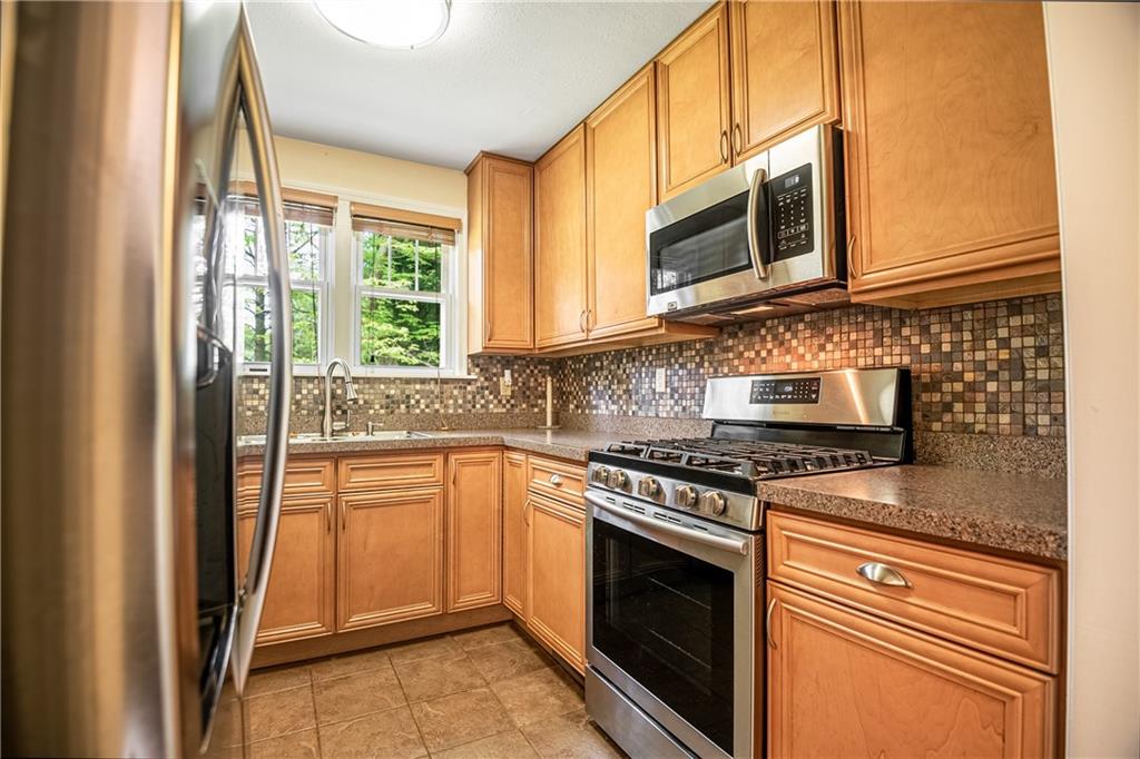 905 North Keel Ridge Road Hermitage, PA 16148 - Photo 17 of 25 Kitchen