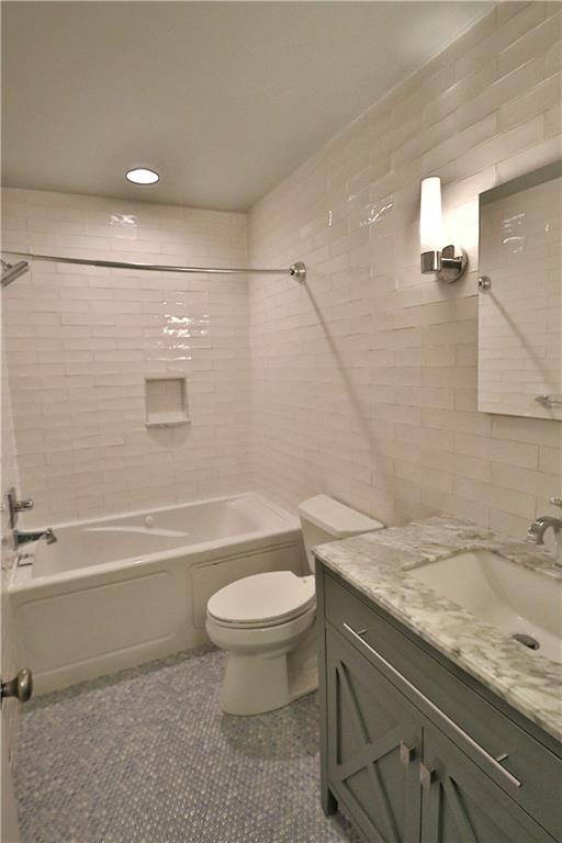 905 North Keel Ridge Road Hermitage, PA 16148 - Photo 18 of 25 Full Bath