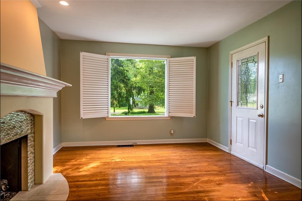 905 North Keel Ridge Road Hermitage, PA 16148 - Photo 9 of 25 Living Room, hardwood floors