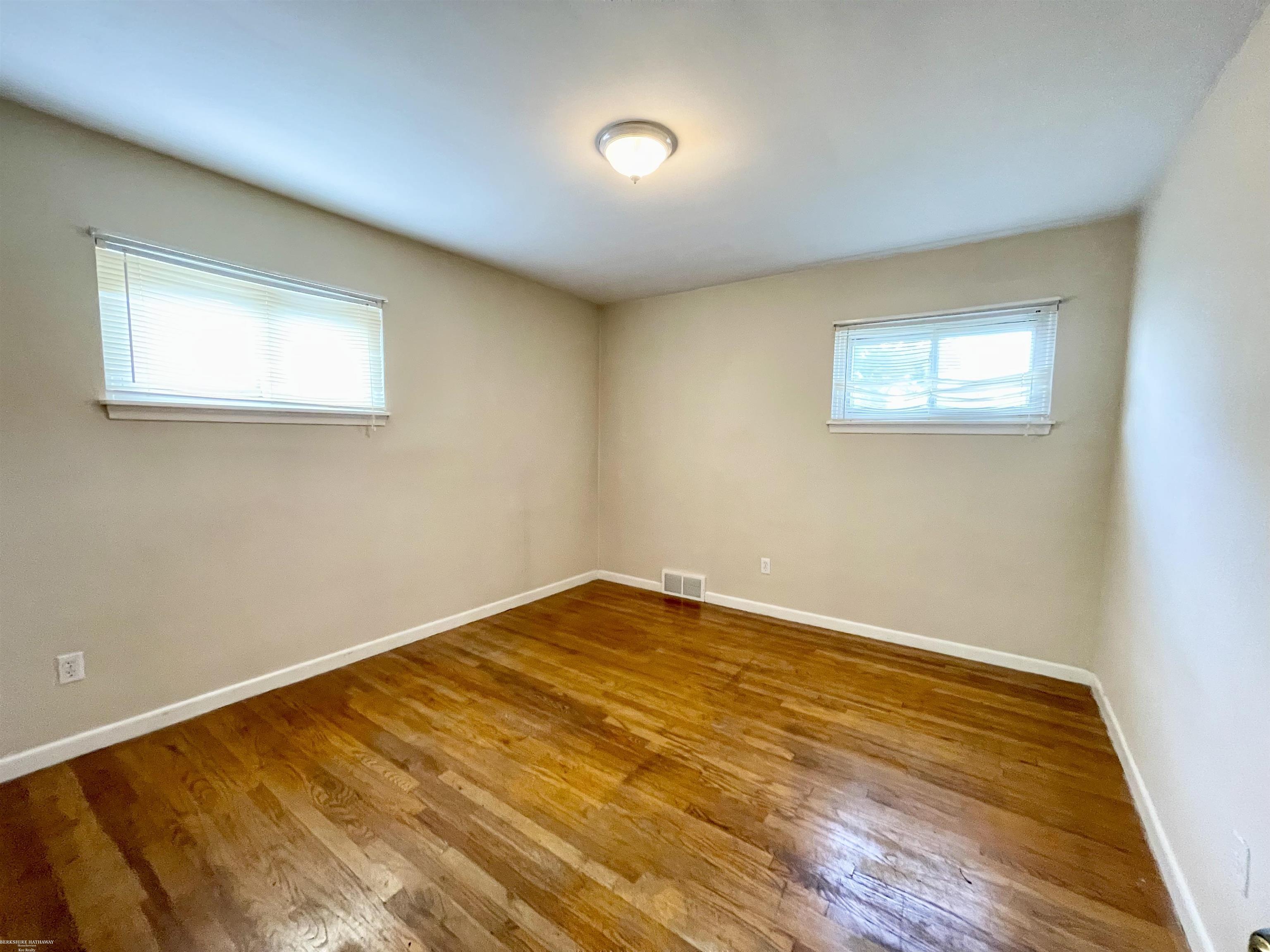 16511 Frazho Road Roseville, MI 48066 - Photo 11 of 20 50183554-fa9f9e81-22f9-4692-9a25-8a836845b25a.JPG