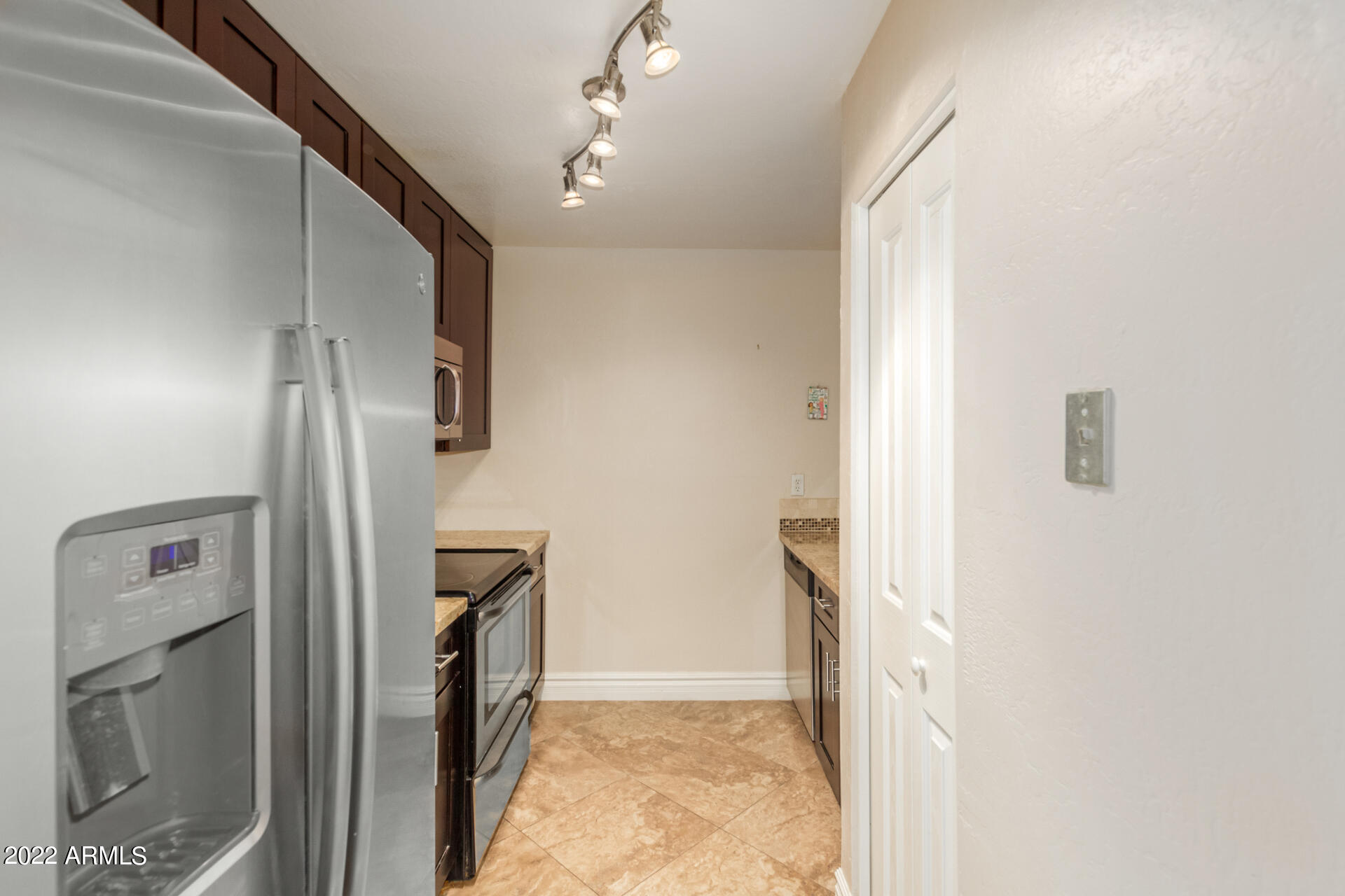 1126 West Elliot Road, Unit 2037 Chandler, AZ 85224 - Photo 9 of 26 Kitchen