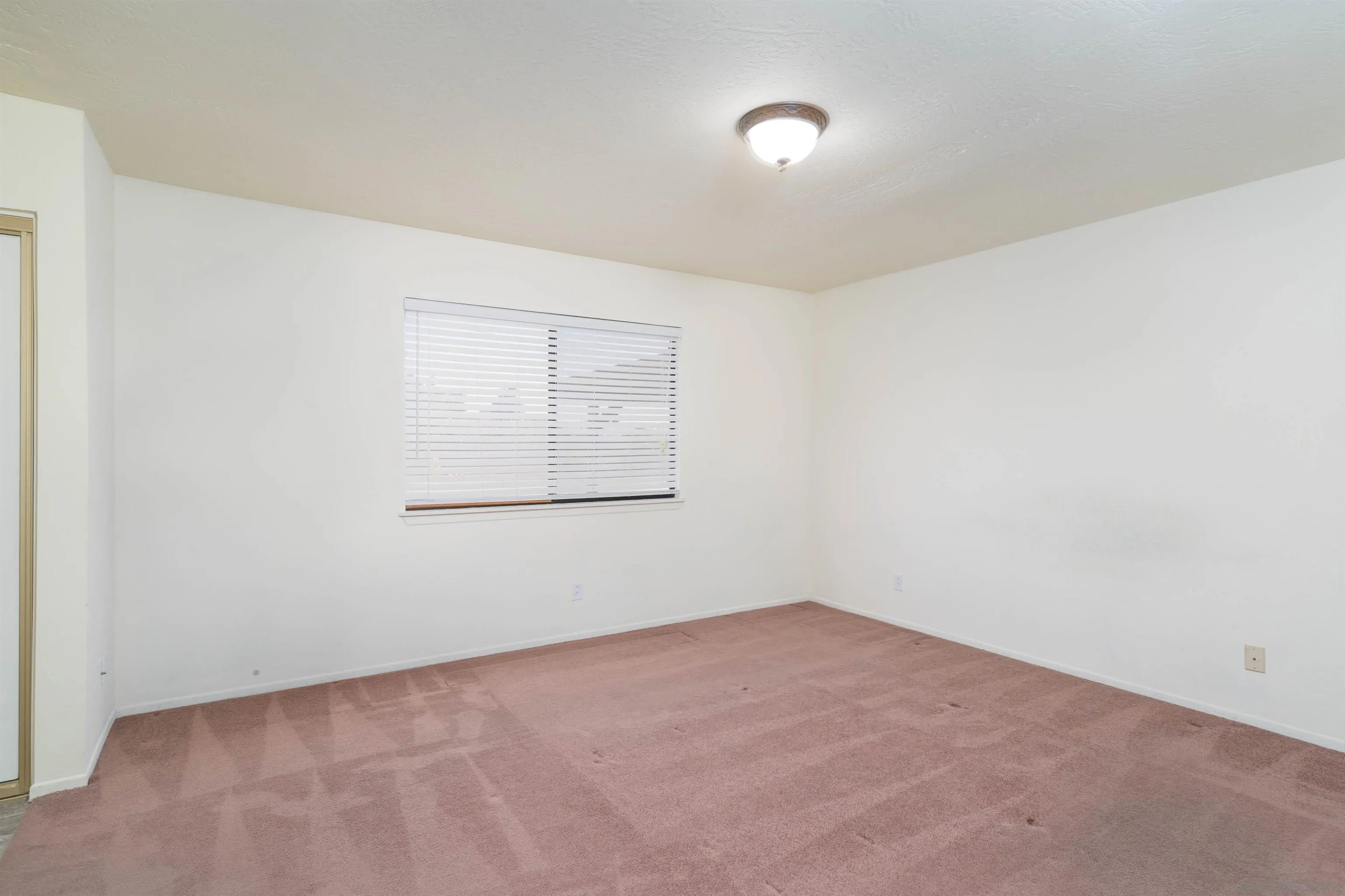 11341 Chimayo Road Apple Valley, CA 92308 - Photo 12 of 27 an empty room with a window